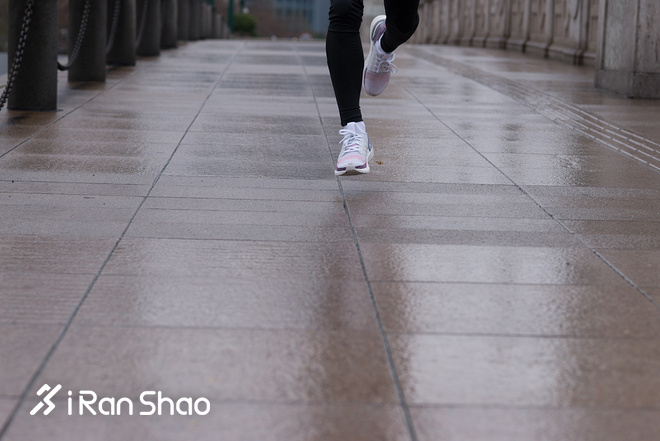 跑鞋 | 一双只有四个零件的跑鞋你敢穿吗？UltraBOOST 19 Refract评测