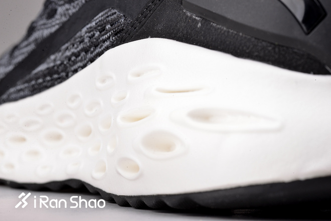 跑鞋 | 这双来自虫洞的跑鞋能激起你跑步的冲动吗?
