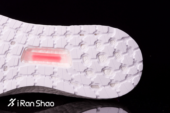 跑鞋 | 一双只有四个零件的跑鞋你敢穿吗？UltraBOOST 19 Refract评测