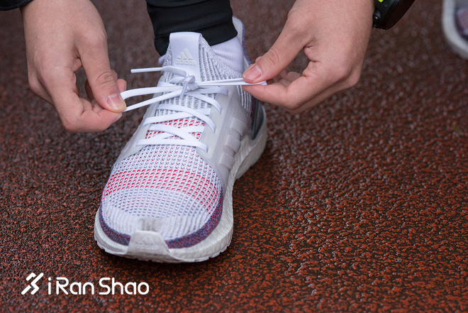 跑鞋 | 一双只有四个零件的跑鞋你敢穿吗？UltraBOOST 19 Refract评测