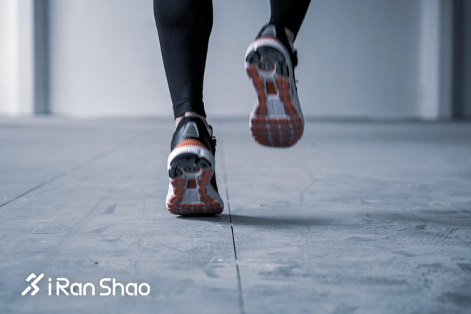 跑鞋 | 无穷与幻影：UA HOVR Infinite vs HOVR Phantom SE 极致缓冲的双重定义