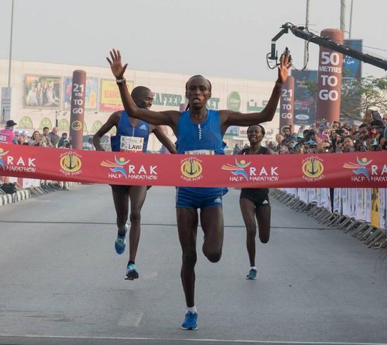 RAK半马7人跑进1小时/赛智美0元中标济南马/adidas 的「天足」即将回归