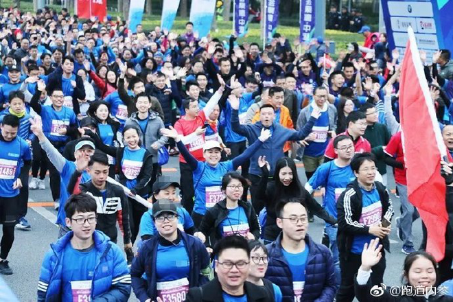 RAK半马7人跑进1小时/赛智美0元中标济南马/adidas 的「天足」即将回归