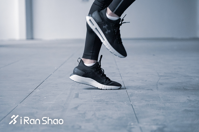 跑鞋 | 无穷与幻影：UA HOVR Infinite vs HOVR Phantom SE 极致缓冲的双重定义