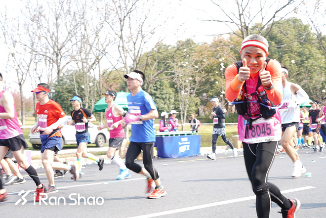 梅子黄雨时，参差三万跑者，百舸争流太湖畔丨2019无锡马拉松