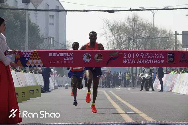 中国男子马拉松时隔十二年重回2小时10分丨跑圈十件事
