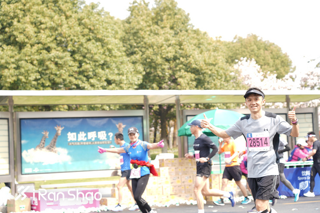 梅子黄雨时，参差三万跑者，百舸争流太湖畔丨2019无锡马拉松