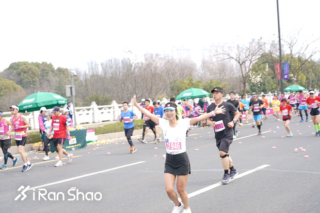 梅子黄雨时，参差三万跑者，百舸争流太湖畔丨2019无锡马拉松