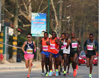 中国男子马拉松时隔十二年重回2小时10分丨跑圈十件事