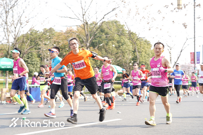 梅子黄雨时，参差三万跑者，百舸争流太湖畔丨2019无锡马拉松
