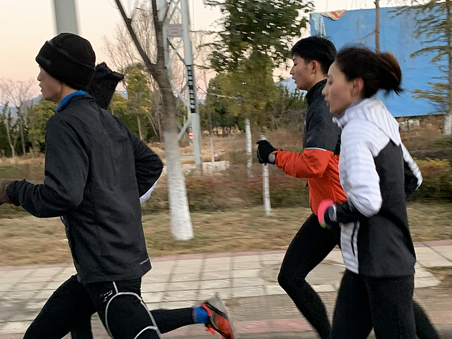 专访 | 从丑小鸭到奥运达标独苗 李芷萱与李国强师徒的马拉松进击之路