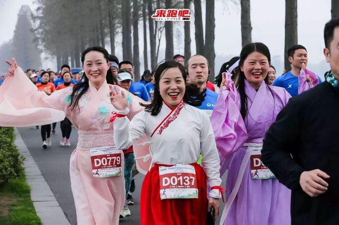 世界级绿道迎来“最美”半马，4000余人齐聚大学生樱花半程马拉松|2019武汉东湖绿道大学生樱花半马