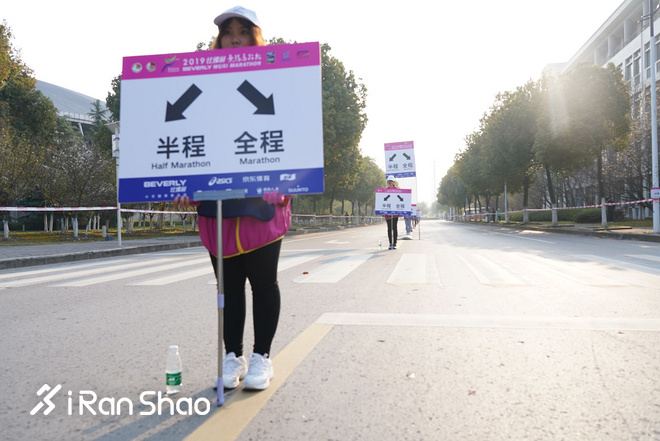梅子黄雨时，参差三万跑者，百舸争流太湖畔丨2019无锡马拉松