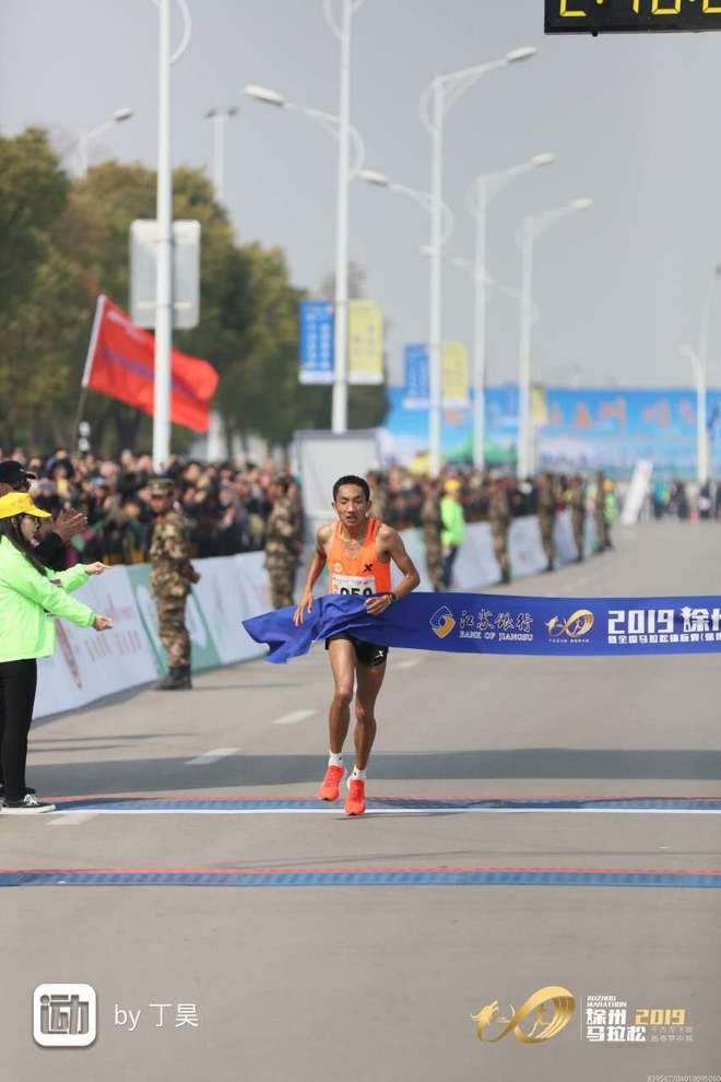 中国男子马拉松时隔十二年重回2小时10分丨跑圈十件事