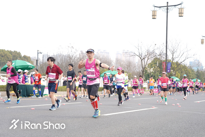 梅子黄雨时，参差三万跑者，百舸争流太湖畔丨2019无锡马拉松