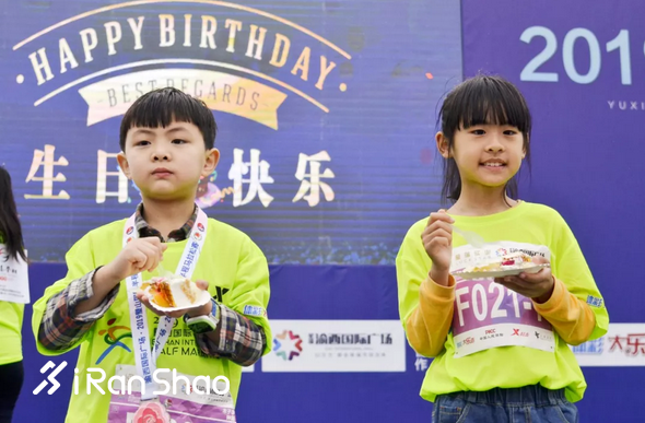万人快闪歌颂祖国 “璧山孝子”受邀观赛丨2019璧山国际半马雨中开跑