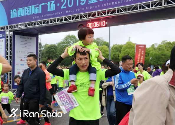 万人快闪歌颂祖国 “璧山孝子”受邀观赛丨2019璧山国际半马雨中开跑