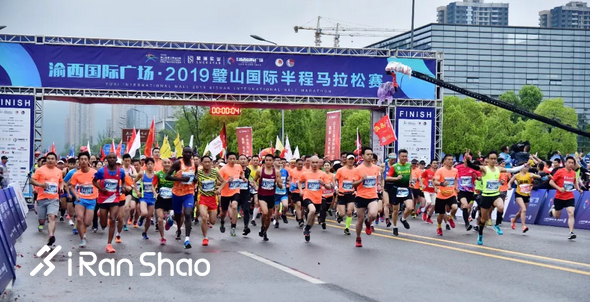 万人快闪歌颂祖国 “璧山孝子”受邀观赛丨2019璧山国际半马雨中开跑