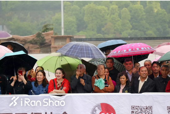 万人快闪歌颂祖国 “璧山孝子”受邀观赛丨2019璧山国际半马雨中开跑