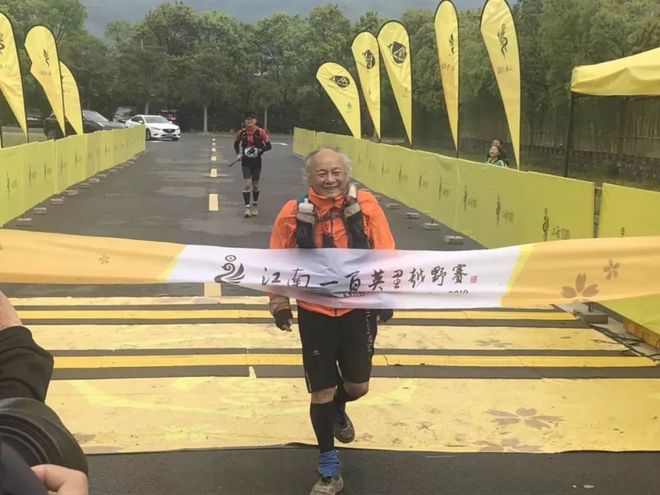 男子马拉松室内记录连续四年被刷新丨跑圈十件事