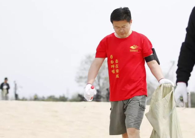 荣马Plogging沙滩公益跑 俯拾之间的改变