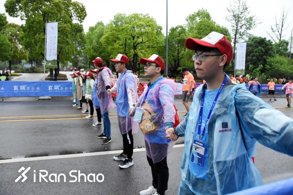 万人快闪歌颂祖国 “璧山孝子”受邀观赛丨2019璧山国际半马雨中开跑