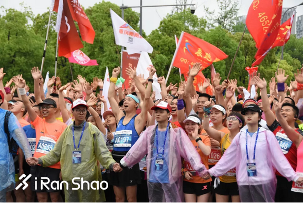 万人快闪歌颂祖国 “璧山孝子”受邀观赛丨2019璧山国际半马雨中开跑