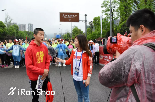万人快闪歌颂祖国 “璧山孝子”受邀观赛丨2019璧山国际半马雨中开跑