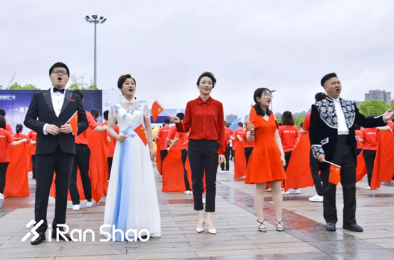 万人快闪歌颂祖国 “璧山孝子”受邀观赛丨2019璧山国际半马雨中开跑
