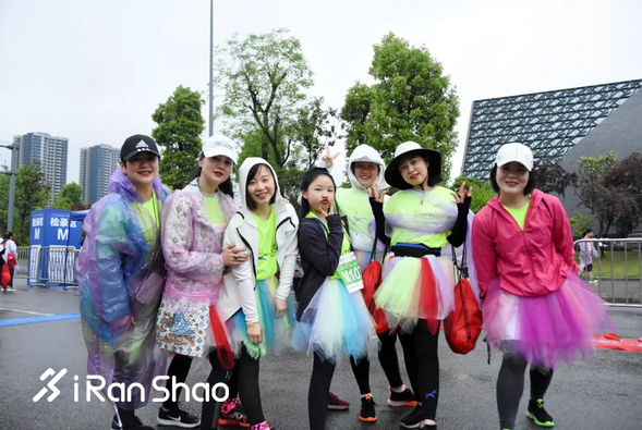 万人快闪歌颂祖国 “璧山孝子”受邀观赛丨2019璧山国际半马雨中开跑