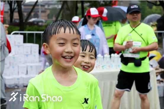 万人快闪歌颂祖国 “璧山孝子”受邀观赛丨2019璧山国际半马雨中开跑
