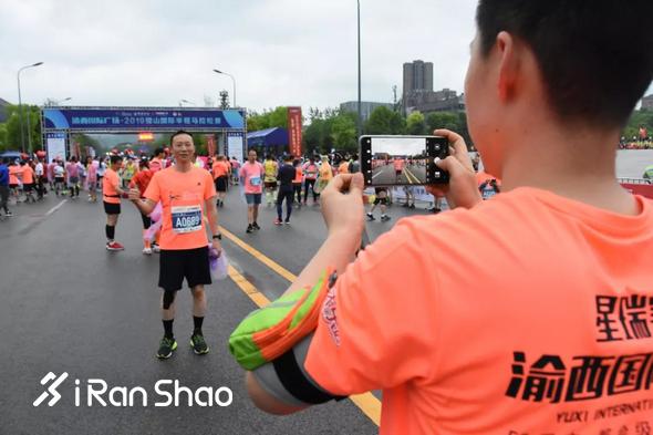 万人快闪歌颂祖国 “璧山孝子”受邀观赛丨2019璧山国际半马雨中开跑