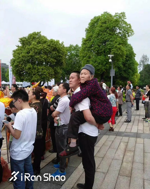 万人快闪歌颂祖国 “璧山孝子”受邀观赛丨2019璧山国际半马雨中开跑