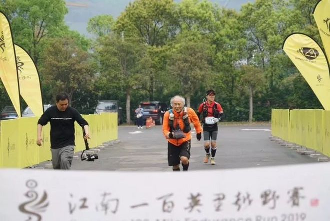 男子马拉松室内记录连续四年被刷新丨跑圈十件事