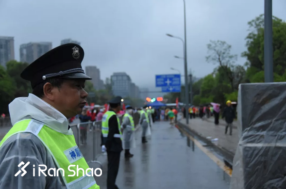 万人快闪歌颂祖国 “璧山孝子”受邀观赛丨2019璧山国际半马雨中开跑