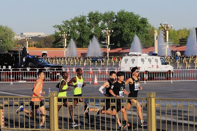 男子马拉松室内记录连续四年被刷新丨跑圈十件事