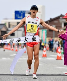 男子马拉松室内记录连续四年被刷新丨跑圈十件事