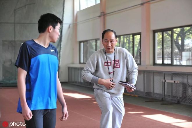 谢文骏，你怎么穿着刘翔的衣服？