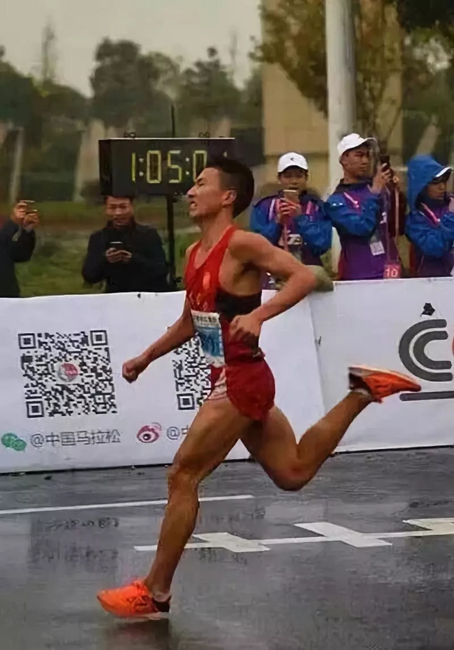 徐州首马2:13斩获季军，彭建华如何半年内跃居全国第三