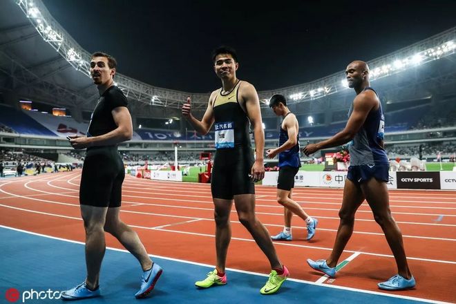 谢文骏，你怎么穿着刘翔的衣服？