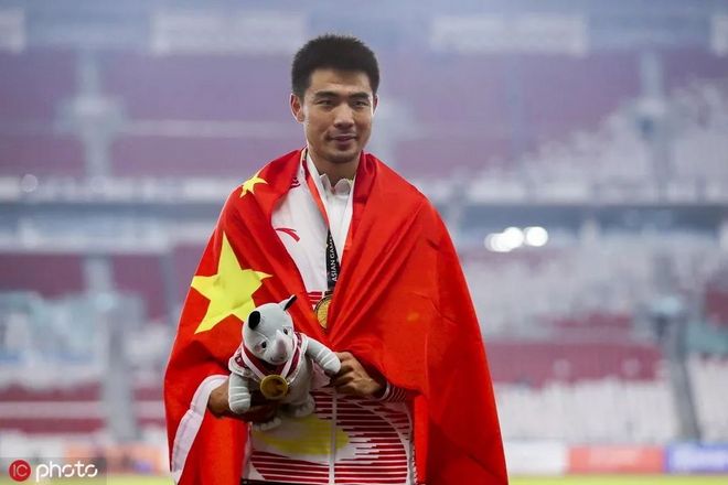 谢文骏，你怎么穿着刘翔的衣服？