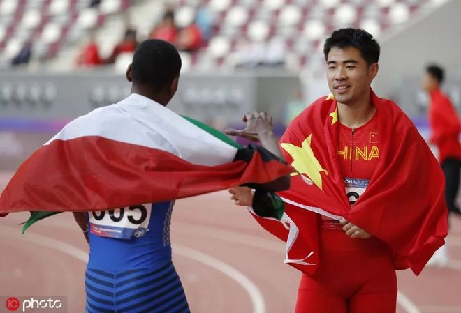 谢文骏，你怎么穿着刘翔的衣服？