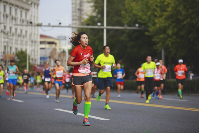 川内优辉十年恋爱马拉松跑进婚姻殿堂|跑圈十件事