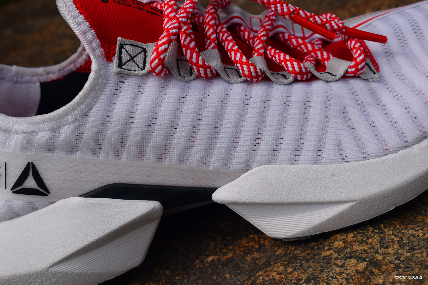 跑鞋潮鞋之间的无缝切换——Reebok Sole Fury跑鞋