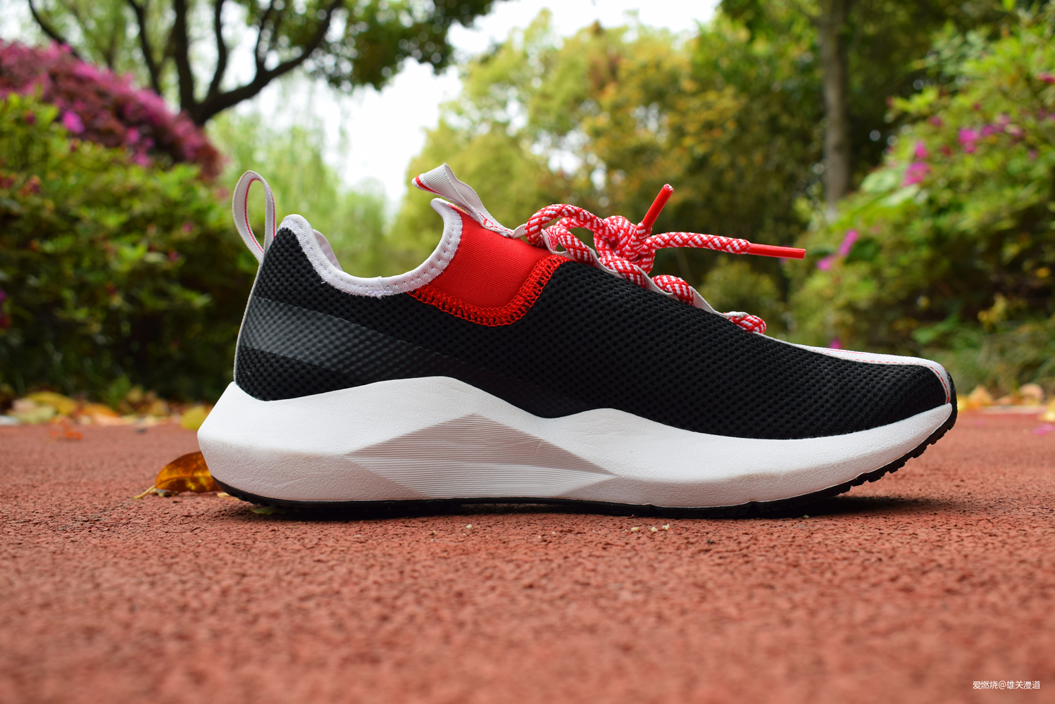 跑鞋潮鞋之间的无缝切换——Reebok Sole Fury跑鞋