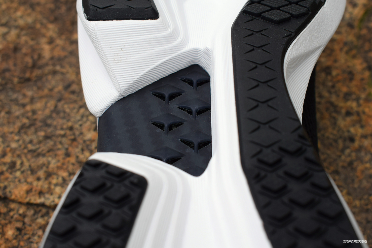 跑鞋潮鞋之间的无缝切换——Reebok Sole Fury跑鞋