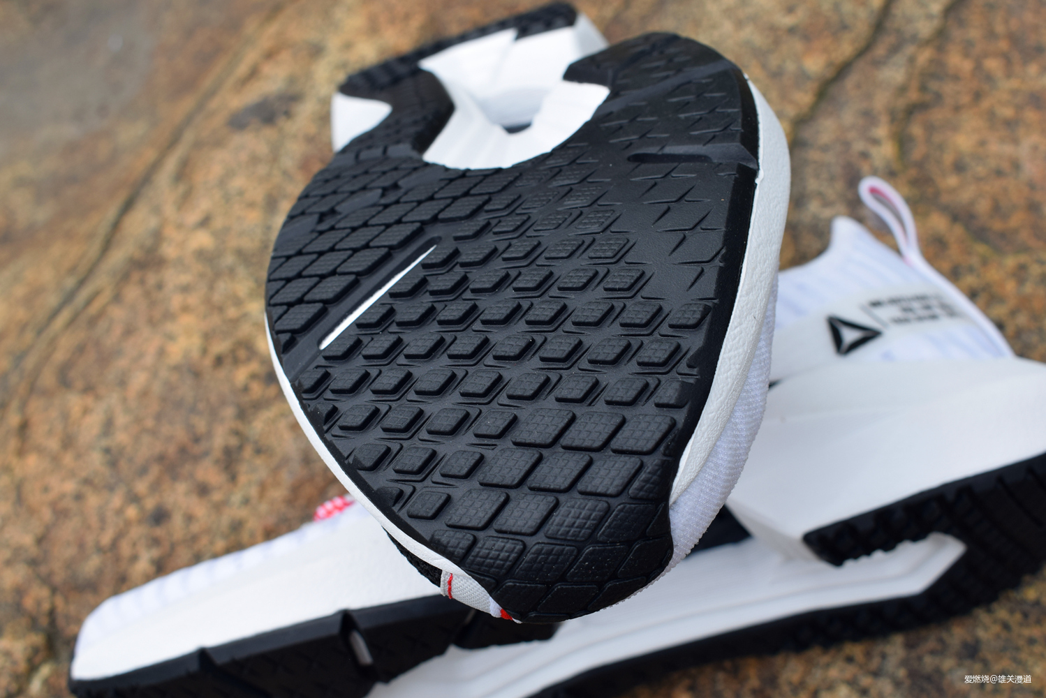 跑鞋潮鞋之间的无缝切换——Reebok Sole Fury跑鞋