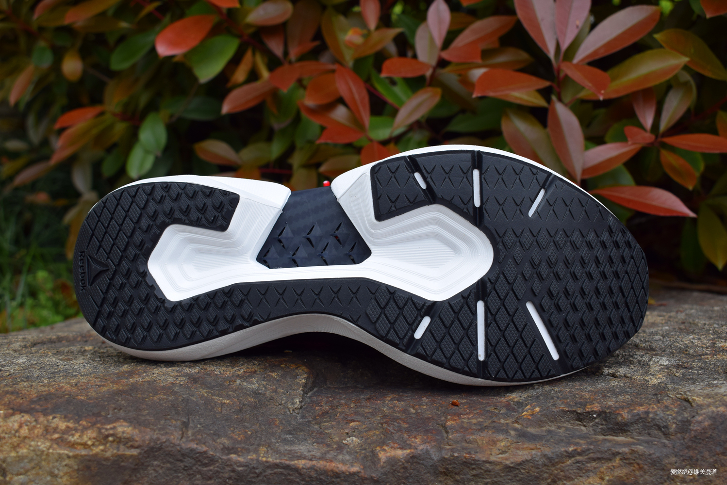 跑鞋潮鞋之间的无缝切换——Reebok Sole Fury跑鞋