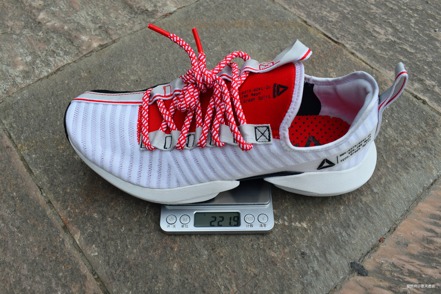 跑鞋潮鞋之间的无缝切换——Reebok Sole Fury跑鞋