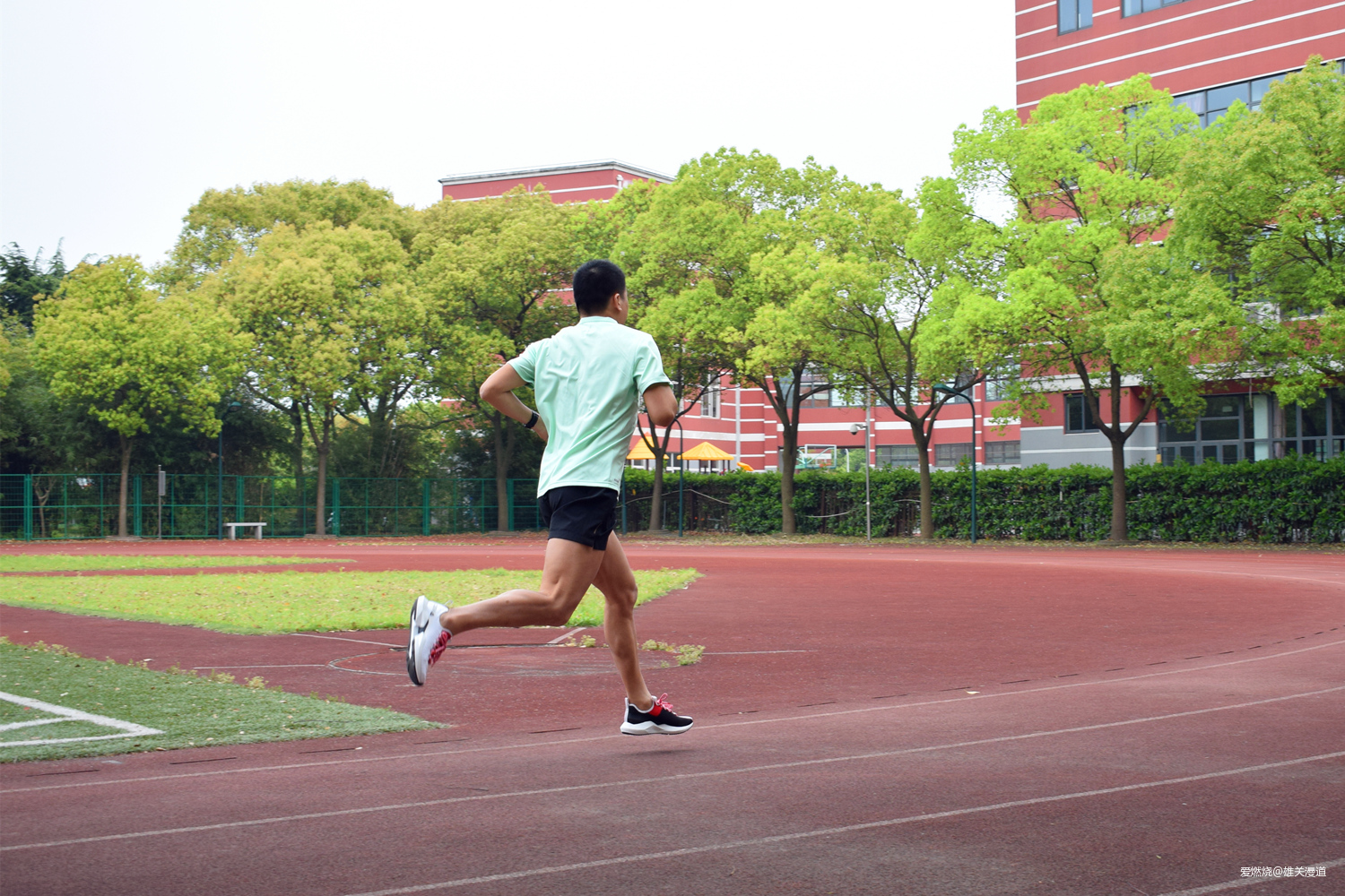 跑鞋潮鞋之间的无缝切换——Reebok Sole Fury跑鞋